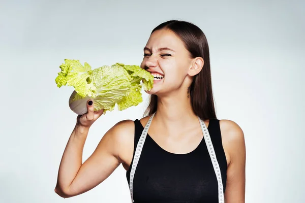 Genç bir ince kız spor için gider ve yararlı Pekinli lahana yediği bu yüzden düzgün, yiyor — Stok fotoğraf