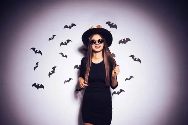 Belle fille gothique sexy à l'image d'une sorcière, portant des lunettes de soleil, riant et attendant Halloween — Photo