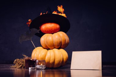 üzerinde Cadılar Bayramı, kabak stand üst üste, için evi dekore etmek için onları Kara Cadı şapkası ile dekore edilmiş yalan yaprakları sarı, mum yakmak, kurutulmuş çim yalan bir delikanlı