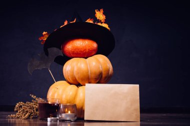 üzerinde Cadılar Bayramı, kabak stand üst üste, için evi dekore etmek için onları Kara Cadı şapkası ile dekore edilmiş yalan yaprakları sarı, mum yakmak, kurutulmuş çim yalan bir delikanlı