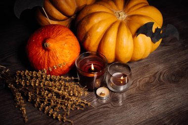 ahşap yüzey yalan üzerine sarı ve turuncu kabak, kokulu mumlar, yanan yatıyor kuru ot Şubesi