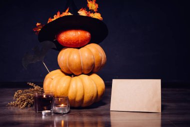 üzerinde Cadılar Bayramı, kabak stand üst üste, için evi dekore etmek için onları Kara Cadı şapkası ile dekore edilmiş yalan yaprakları sarı, mum yakmak, kurutulmuş çim yalan bir delikanlı