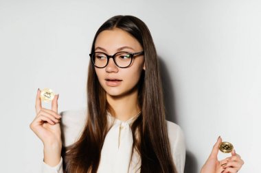 gözlük ile ciddi kız paralar bir çift onun elinde tutar.