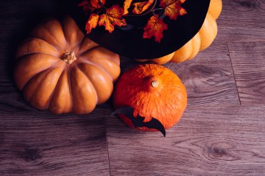 Birkaç küçük Halloween pumpkins masaya yalan