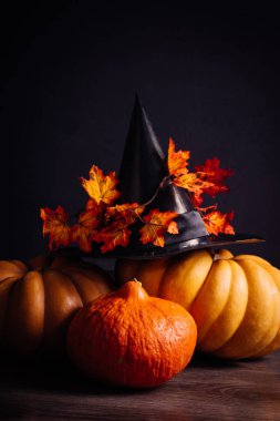Cadılar Bayramı için bir şapka ile dekore edilmiş çeşitli kabaklar