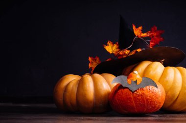 bir kaç küçük kabak bir Halloween Tema olarak dekore edilmiş.