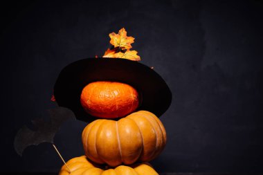 Birkaç küçük kabak cadı şapkası ile dekore edilmiştir.