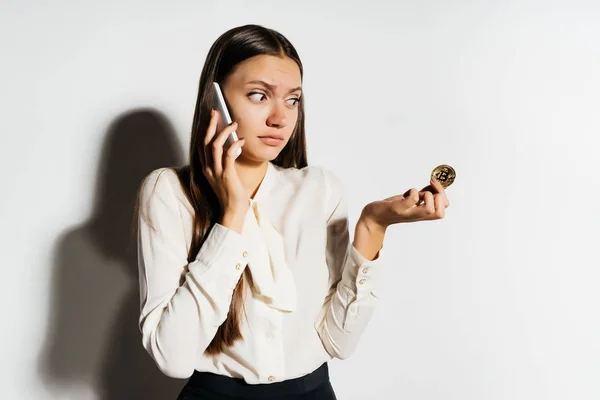 Una chica con camisa de negocios preocupada por hablar por teléfono — Foto de Stock