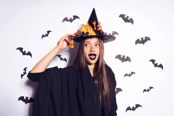 Dívka v obleku čarodějnice, obklopen netopýrů — Stock fotografie