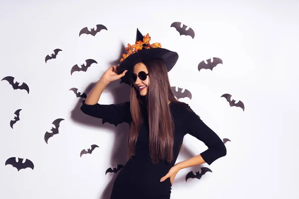 Dívka v kostýmu čarodějnice pózuje na bílém pozadí — Stock fotografie