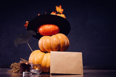 Cadılar Bayramı için cadı şapkası ile dekore edilmiş çeşitli kabaklar