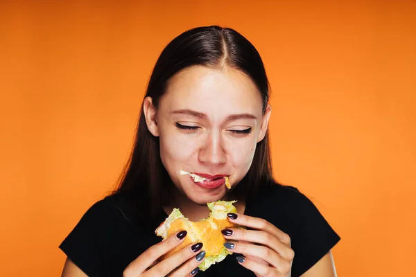 웃음을 통해 여자 그녀의 햄버거를 먹으십시오 — 스톡 사진
