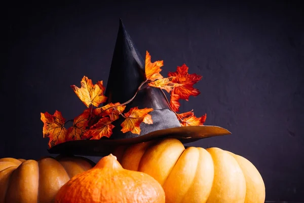 Pompoenen voor Halloween ingericht op een zwarte achtergrond — Stockfoto