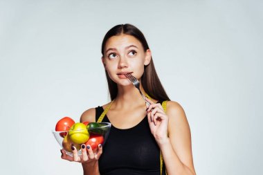 sersem bir kase meyve elinde tutan arıyorsunuz