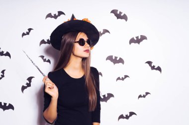 Kız bir cadı kostüm yarasalar arka planı standları