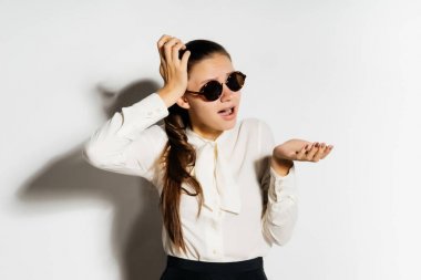 siyah gözlüklü bir kız para onun elinde ne yazık ki görünüyor