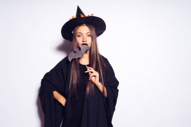 bir kız bir cadı kostüm bir yarasa ısırıkları