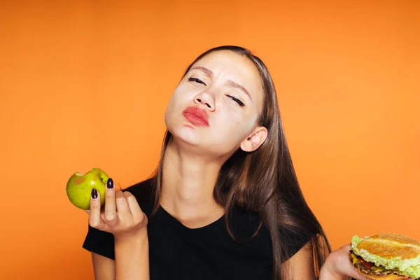 Dívka jí vztekle apple ji drží v ruce — Stock fotografie