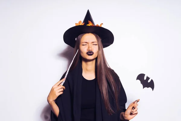 Dziewczyna w stroju czarownicy z zamkniętymi oczami — Zdjęcie stockowe