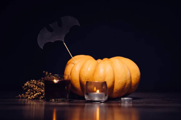 Pumpa halloween inredning på en vit bakgrund — Stockfoto