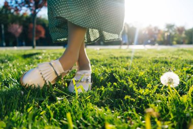 Backgroung yaz metin, çim closeup bacaklarına ilham ve motivasyon için