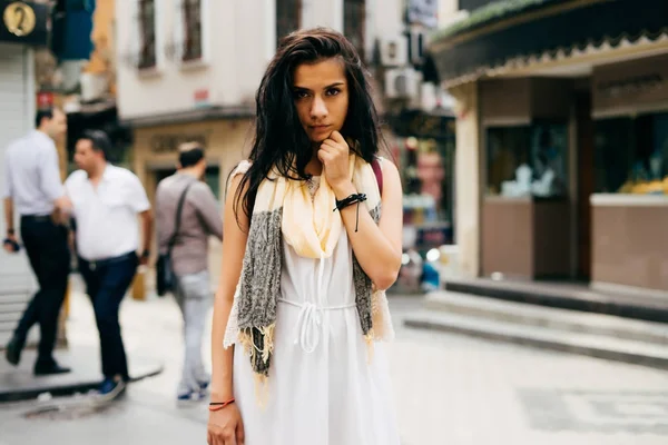 sokak ortasında poz beyaz elbiseli güzel siyah saçlı esmer kız
