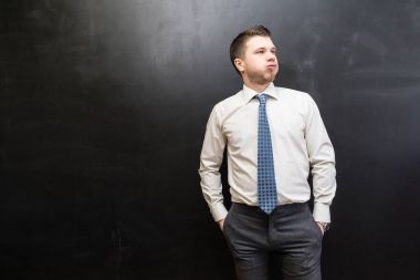 duvara poz ve seyir ofis kıyafetleri şık adam yorgun