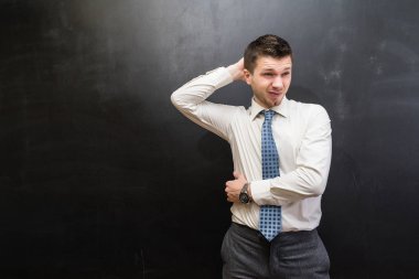 office giysiler ve karanlık bir duvara poz kravat başarılı delikanlı