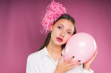 genç güzel kız Beyaz gömlekli bir pembe hava balonu tutar