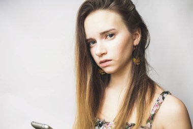 Bir şeyler arıyorum cep telefonu SMS, güzel genç kadın