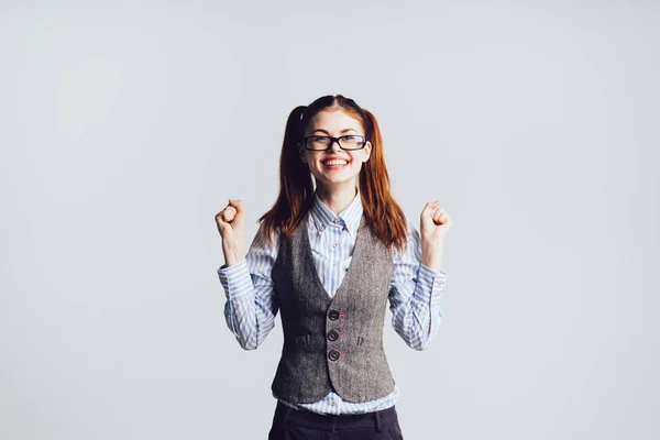 Glückliches rothaariges Mädchen mit Brille und grauer Weste, das lacht — Stockfoto