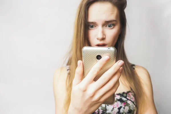 Menina adolescente com raiva com telefone celular surpreendido — Fotografia de Stock