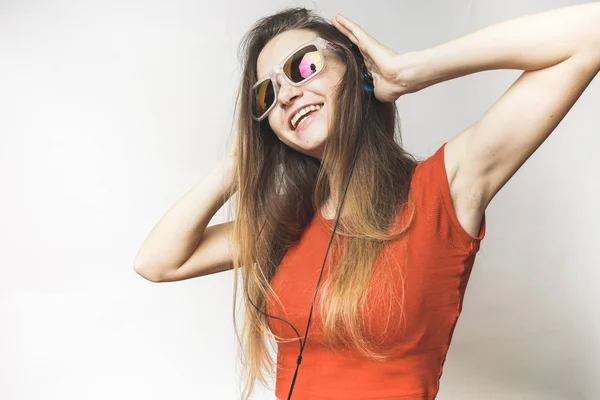 Mujer escuchando música en auriculares, asombrada — Foto de Stock