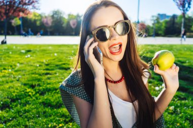 Cep telefonu, bağrışmalar, kızgın üzgün bir sürpriz kadın