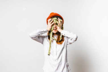 genç kız Oluşturucusu'nda bir koruyucu turuncu kask ve beyaz gömlek kafasını tutuyor