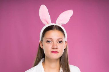 Tavşan Kulağı şeklinde bir RIM ile beyaz bir gömlek, güzel güzel kız üzgün görünüyor