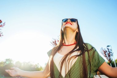 Mutlu gülümseyen Parlatıcı genç kız, sevinç, zevk almak hayat, özgürlük yaz Parlatıcı kavramı