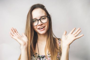 güzel kız gözlük kamera ve gülümsüyor görünüyor