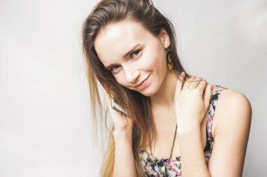 Smartphone gülümseyen mutlu genç kadın neşeli yaz