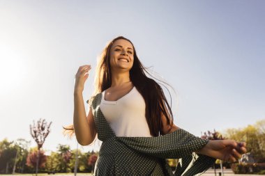 doğanın keyfini ücretsiz mutlu bir kadın. Güzellik kız açık. özgürlük kavramı. gökyüzü ve güneş güzellik kız. Güneş ışınları. keyfi.