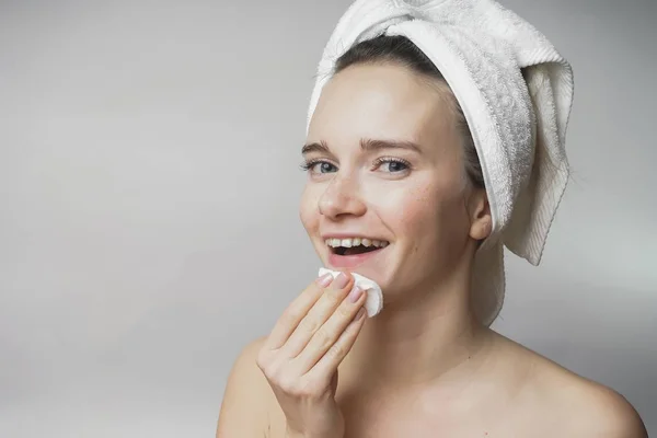 Woman removes cosmetics with cotton swab,cleaning face — Stock Photo, Image