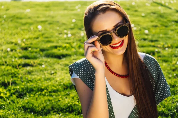 太阳镜的快乐时尚女人的画像。在夏天的微笑时髦女孩. — 图库照片