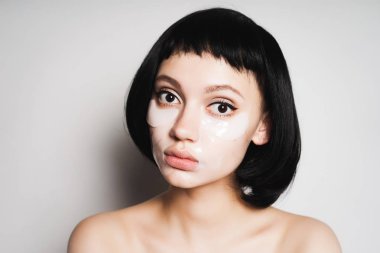 Temiz Cilt kameraya bakarak ile ve kısa siyah saçlı güzel kız