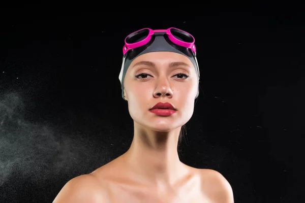 Jovem nadador menina confiante na touca de natação e óculos olha para a câmera — Fotografia de Stock