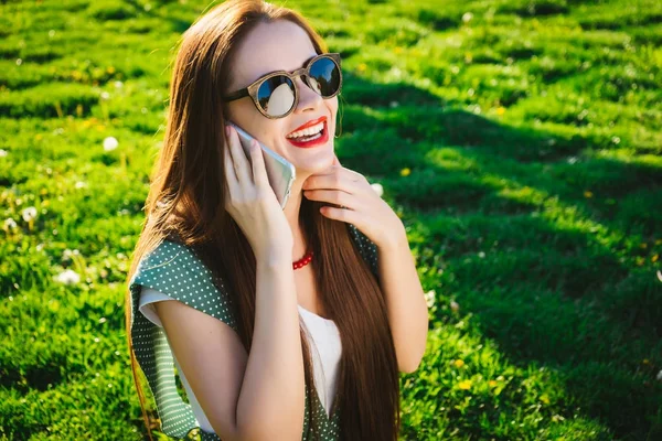 Happy laughing fashion woman in sunglasses,summer,use smartphone — Stock Photo, Image