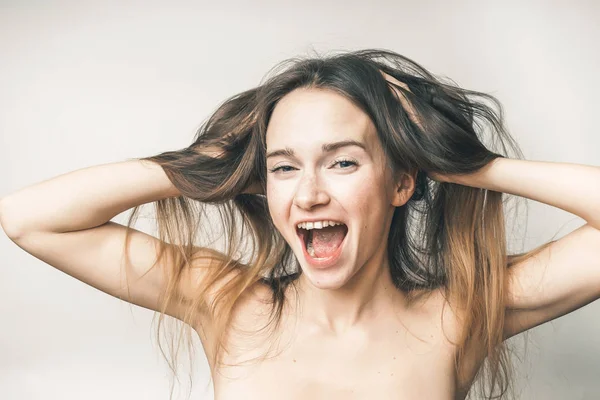Смешное лицо женщины без проблем с волосами, не весной beriberi, улыбка, радость — стоковое фото