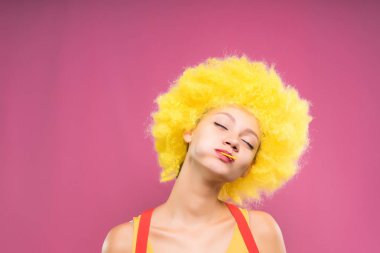 genç kız onun baş gözleri ile poz üzerinde sarı palyaço peruk ile kapalı