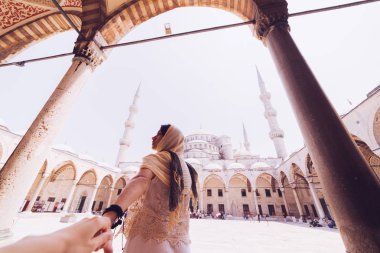 Caminin mavi arka plan üzerinde başörtüsü duran genç kadın gezgin. Yaz aylarında seyahat gezi tatil