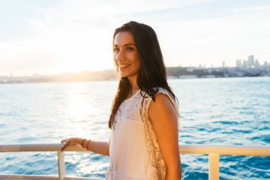 Günbatımı ve gülüyor, bir yat, bir feribot tekne gezisi, lüks Istanbul seyahat bir güzel latin kız portresi