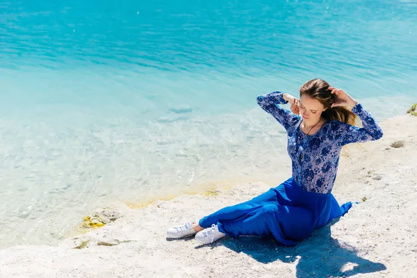 Mujer de la libertad en la felicidad libre felicidad en la playa. Sonriente modelo femenino multicultural feliz en vestido de verano azul disfrutando de la naturaleza serena del océano durante las vacaciones de viaje al aire libre . —  Fotos de Stock